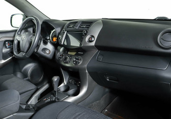 Подержанный автомобиль Toyota RAV4 2011 года (8 фото)