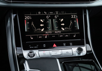 Подержанный автомобиль Audi Q8 2021 года (23 фото)