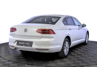 Подержанный автомобиль Volkswagen Passat Sedan 2018 года (5 фото)