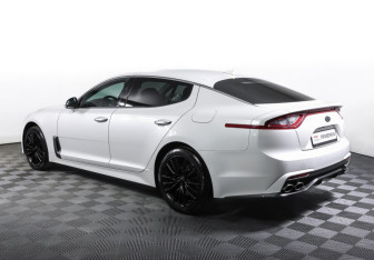 Подержанный автомобиль Kia Stinger 2018 года (7 фото)