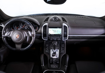 Подержанный автомобиль Porsche Cayenne 2012 года (13 фото)