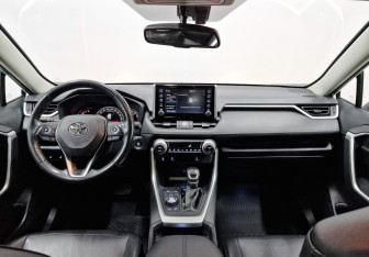 Подержанный автомобиль Toyota RAV4 2020 года (14 фото)