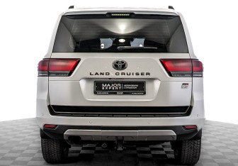 Подержанный автомобиль Toyota Land Cruiser Suv 2022 года (6 фото)