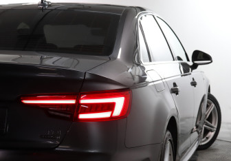 Подержанный автомобиль Audi A4 Sedan 2017 года (19 фото)
