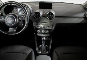 Подержанный автомобиль Audi A1 2015 года (11 фото)