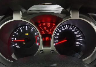 Подержанный автомобиль Nissan Juke 2011 года (12 фото)