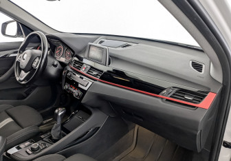 Подержанный автомобиль BMW X1 2017 года (11 фото)