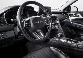 Подержанный автомобиль Genesis G70 2018 года (14 фото)