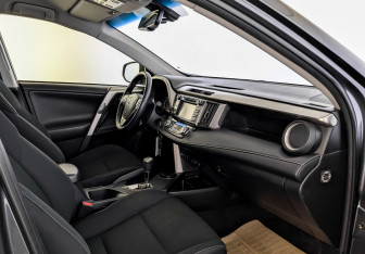 Подержанный автомобиль Toyota RAV4 2013 года (11 фото)