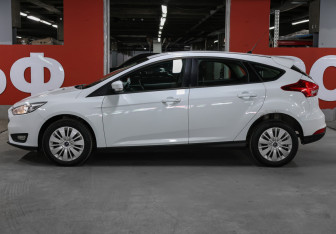 Подержанный автомобиль Ford Focus Hatchback 2016 года (8 фото)