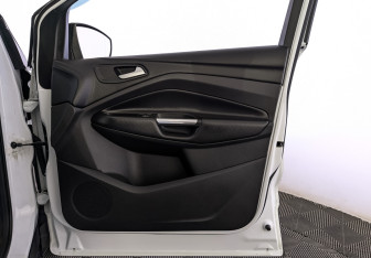 Подержанный автомобиль Ford Kuga 2019 года (25 фото)