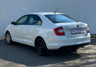 Подержанный автомобиль Skoda Rapid Liftback 2015 года (7 фото)