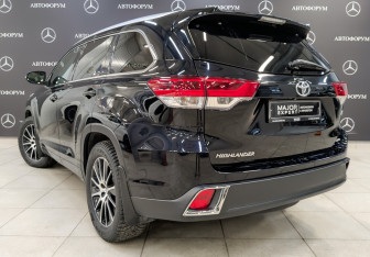 Подержанный автомобиль Toyota Highlander 2018 года (7 фото)