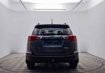 Подержанный автомобиль Toyota RAV4 2014 года (6 фото)