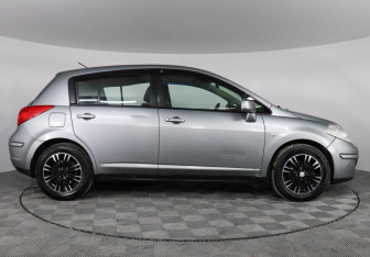 Подержанный автомобиль Nissan Tiida Hatchback 2008 года (4 фото)