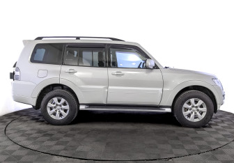 Подержанный автомобиль Mitsubishi Pajero 2015 года (4 фото)