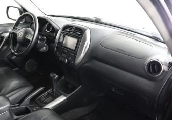 Подержанный автомобиль Toyota RAV4 2004 года (6 фото)