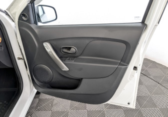 Подержанный автомобиль Renault Sandero 2021 года (24 фото)