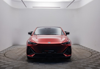 Подержанный автомобиль Changan UNI-V 2023 года (2 фото)