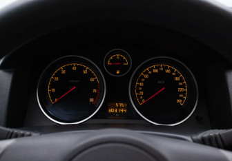 Подержанный автомобиль Opel Astra Hatchback 2006 года (12 фото)