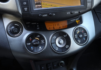 Подержанный автомобиль Toyota RAV4 2010 года (20 фото)