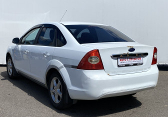 Подержанный автомобиль Ford Focus Sedan 2008 года (7 фото)