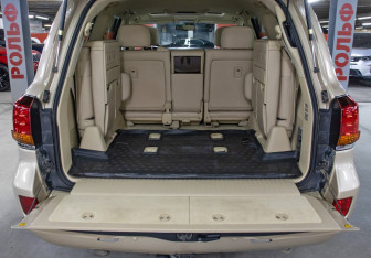 Подержанный автомобиль Lexus LX 2008 года (11 фото)