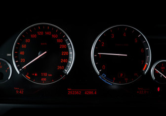 Подержанный автомобиль BMW X6 2016 года (11 фото)