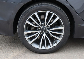 Подержанный автомобиль Kia Stinger 2019 года (9 фото)