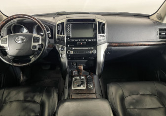 Подержанный автомобиль Toyota Land Cruiser Suv 2014 года (12 фото)