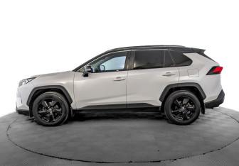 Подержанный автомобиль Toyota RAV4 2021 года (8 фото)