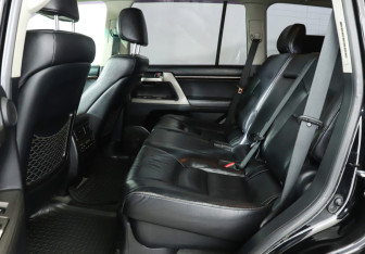 Подержанный автомобиль Toyota Land Cruiser Suv 2011 года (10 фото)