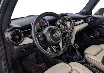 Подержанный автомобиль MINI Hatch 2016 года (15 фото)