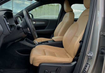 Подержанный автомобиль Volvo XC40 2021 года (21 фото)