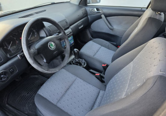 Подержанный автомобиль Skoda Octavia Liftback 2005 года (9 фото)