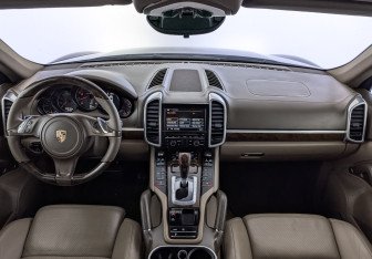 Подержанный автомобиль Porsche Cayenne 2014 года (14 фото)