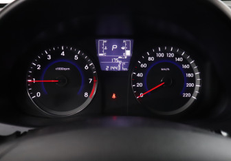 Подержанный автомобиль Hyundai Solaris Hatchback 2015 года (11 фото)