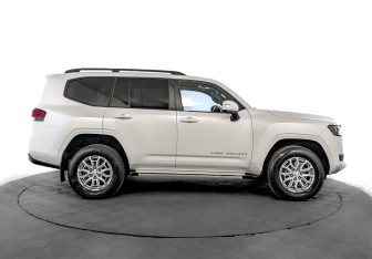 Подержанный автомобиль Toyota Land Cruiser Suv 2023 года (4 фото)