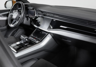 Подержанный автомобиль Audi Q8 2019 года (9 фото)