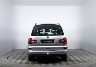 Подержанный автомобиль Volkswagen Sharan 2005 года (6 фото)