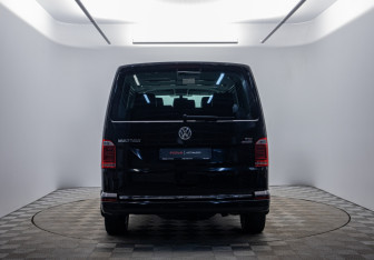 Подержанный автомобиль Volkswagen Multivan 2015 года (6 фото)
