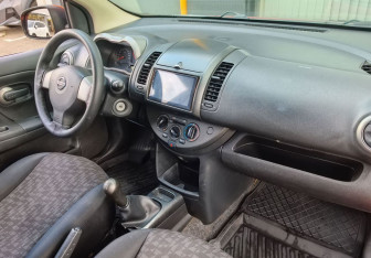 Подержанный автомобиль Nissan Note 2007 года (10 фото)