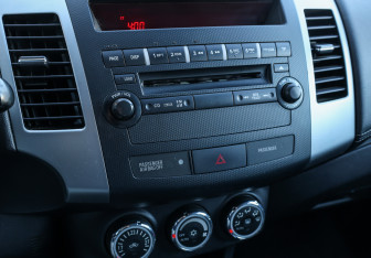 Подержанный автомобиль Citroen C-Crosser 2010 года (17 фото)
