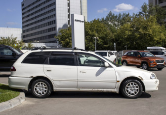 Подержанный автомобиль Toyota Caldina 2002 года (4 фото)
