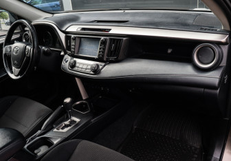 Подержанный автомобиль Toyota RAV4 2018 года (7 фото)
