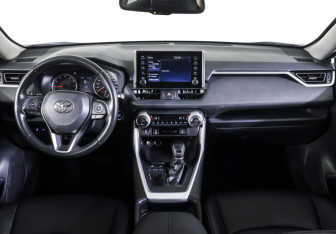 Подержанный автомобиль Toyota RAV4 2021 года (12 фото)
