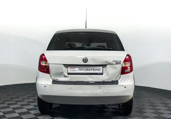 Подержанный автомобиль Skoda Fabia Hatchback 2010 года (6 фото)