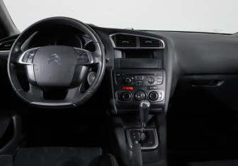 Подержанный автомобиль Citroen C4 Hatchback 2012 года (12 фото)