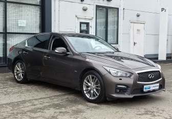 Подержанный автомобиль Infiniti Q50 2015 года (3 фото)