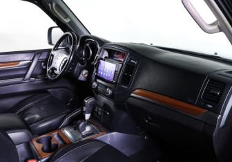 Подержанный автомобиль Mitsubishi Pajero 2007 года (11 фото)